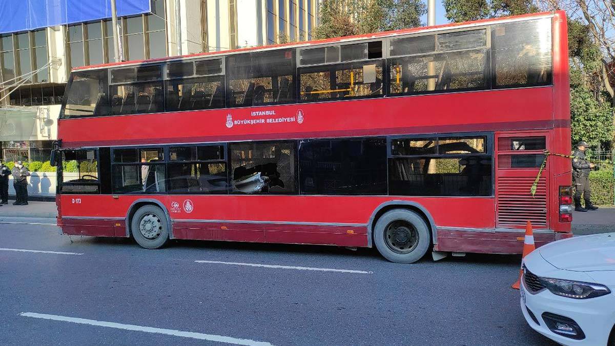 Beşiktaş'ta çift katlı İETT otobüsü kaza yaptı