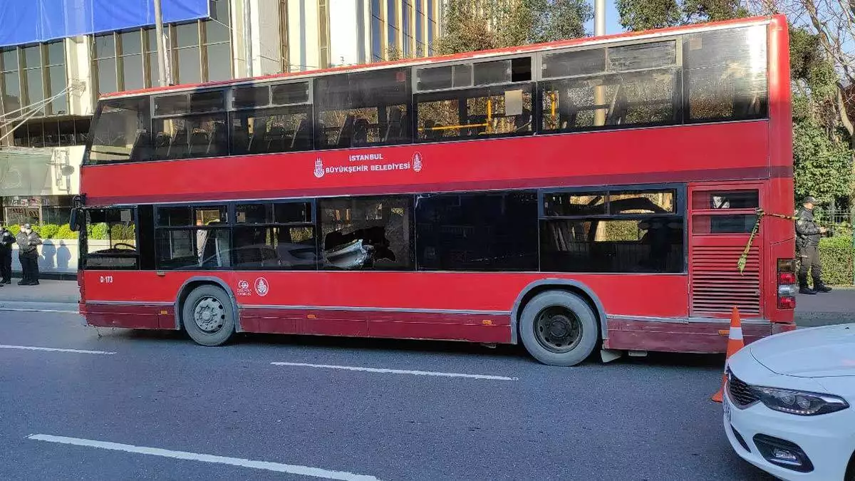 Beşiktaş'ta çift katlı i̇ett otobüsü kaza yaptı