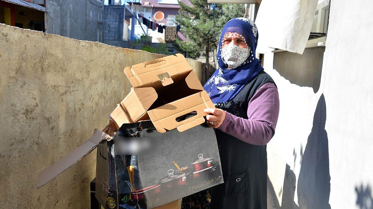 Seyyar satıcıdan tencere seti alan Zeynep Çelik, "Beni dolandıklarını hiç anlamadım" dedi. İki defa elini öpüp helallik isteyerek dolandırmışlar.