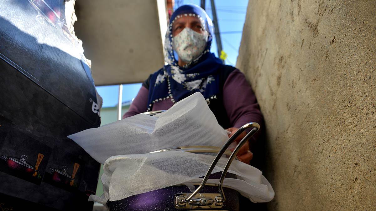 Elini öpüp helallik isteyerek dolandırmışlar