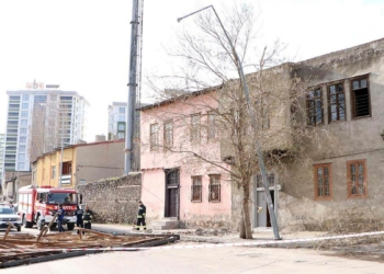 Fırtına nedeniyle 2 katlı evin çatısı uçtu