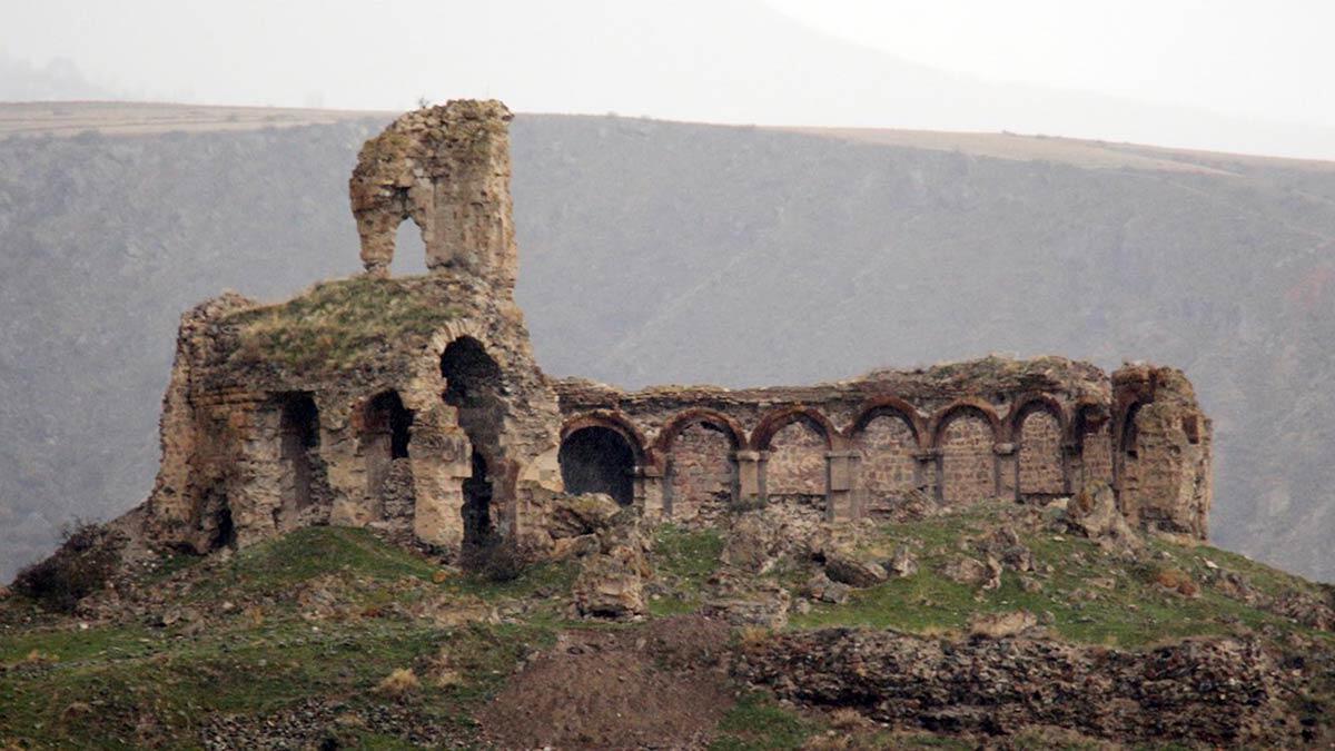 Bana Katedrali'nin bazı bölümleri yıkıldı