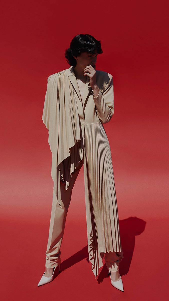 Fashion Week Istanbul, internet sitesi üzerinden online olarak takip edilebilecek. İlk gününde İstanbul Moda Akademisi tasarımcılarından oluşan 'New Gen by İMA' defilesi sunuldu.