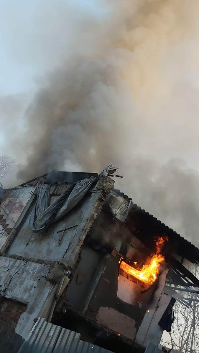 Fatih'te iki katlı ahşap bina alevlere teslim oldu 