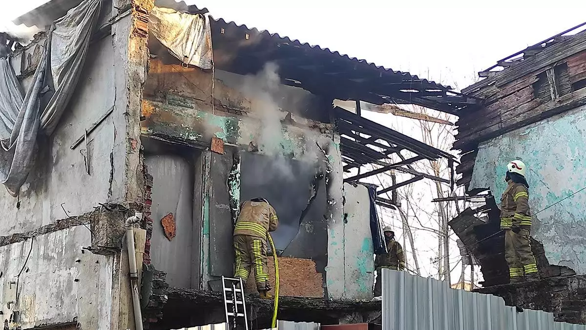 Fatih'te iki katlı ahşap binada yangın çıktı. Kısa sürede alevler tüm binayı sardı. Yangın itfaiye ekiplerinin müdahalesi ile kontrol altına alınarak söndürüldü.