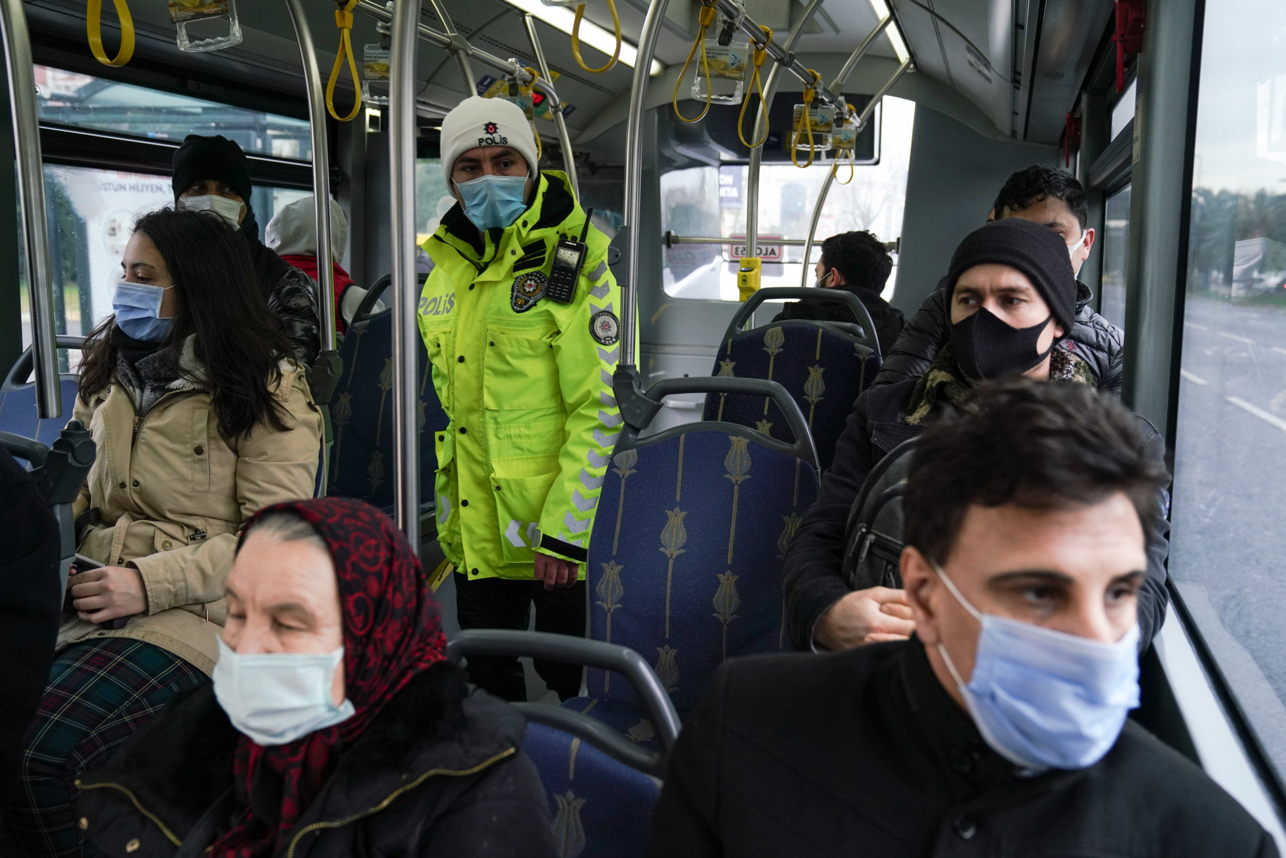 Bakanlığın yayımladığı genelgeye göre, hafta içi, hafta sonu ayrımı olmaksızın 29 Nisan 2021 Perşembe günü saat 19.00'da başlayıp, 17 Mayıs 2021 Pazartesi günü saat 05.00'te sona erecek şekilde tam zamanlı sokağa çıkma kısıtlaması uygulanacak.