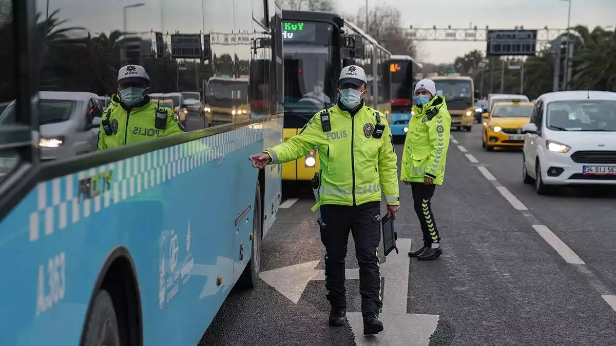 Minibüs, midibüsler ile koltuk kapasitelerinde herhangi bir seyreltme ve kaldırılma yapılmayan otobüsler gibi iç hacim bakımından fiziki mesafe kurallarının uygulanamayacağı şehir içi toplu ulaşım araçlarında ayakta yolcu alınmasına müsaade edilmeyecek.