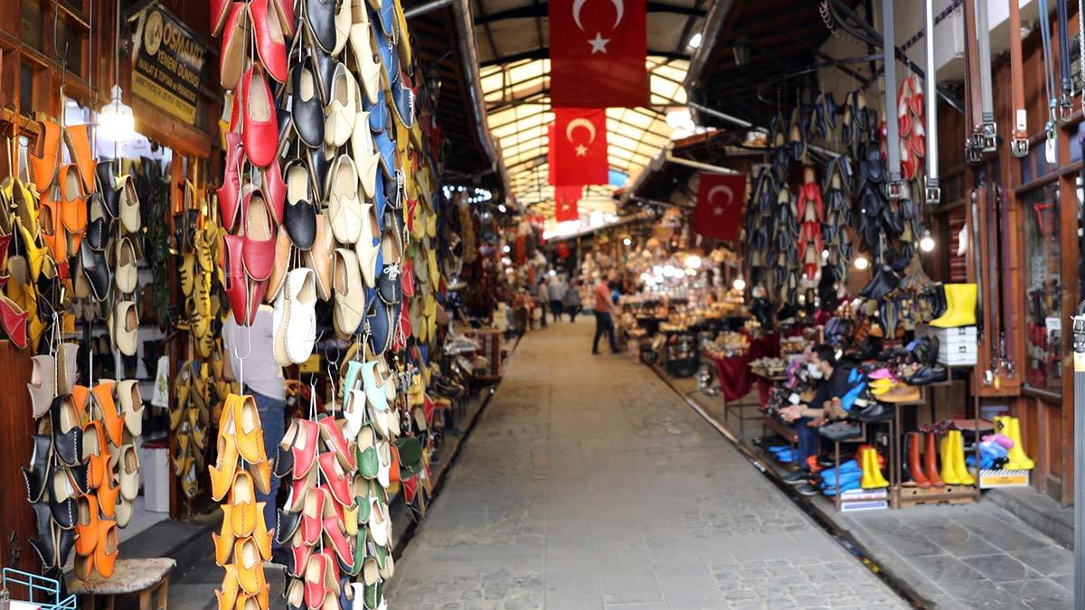 Gaziantep Kalesi civarındaki dükkânlarda yapımına devam edilen keçi, manda ve sığır derisinden yapılan rengarenk yemeniler ilgi görüyor.