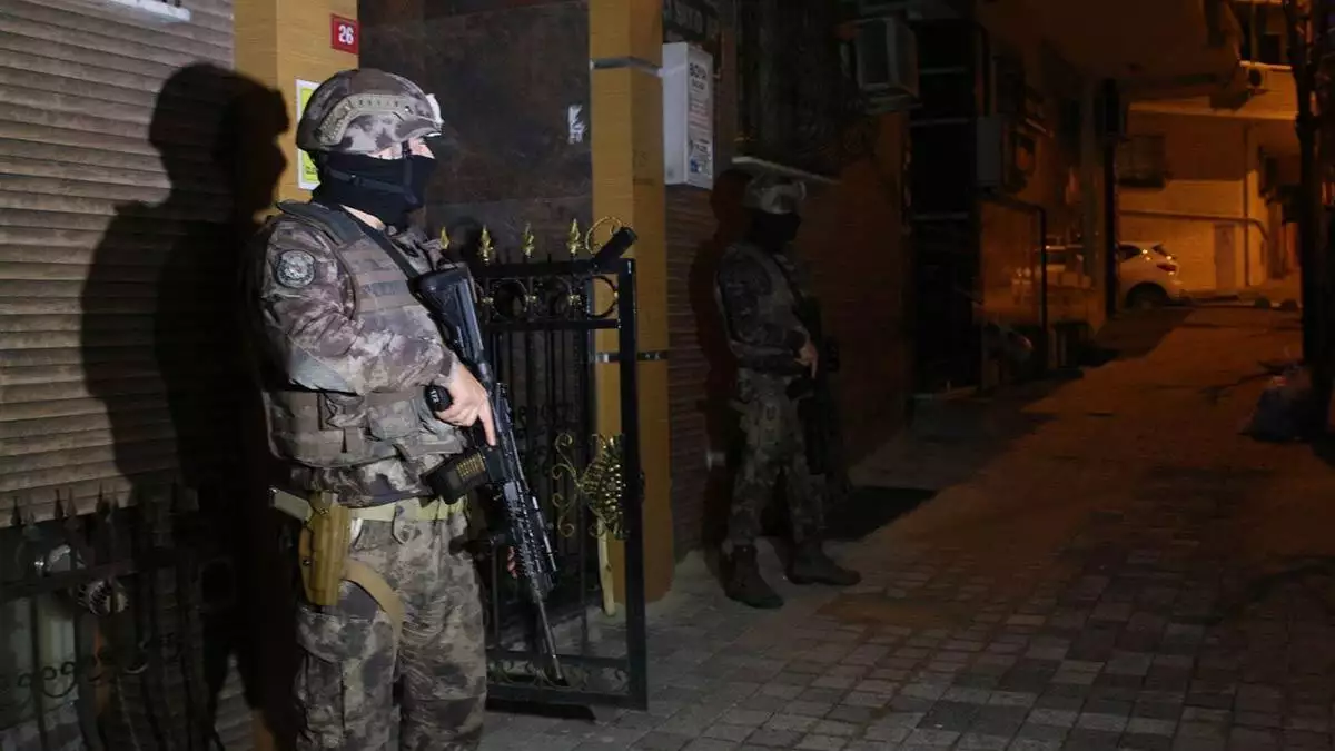 İstanbul merkezli 5 ilde sedat peker ve adamlarına yönelik operasyon düzenlendi, 74 adrese yapılan baskınlarda 43 kişi gözaltına alındı.