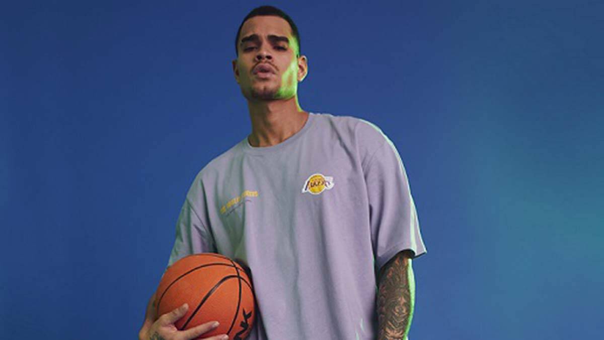 DeFacto, ABD merkezli Ulusal Basketbol Ligi'nin NBA lisanslı ürünlerini, ilkbahar/yaz koleksiyonunda satışa sunduğunu duyurdu.