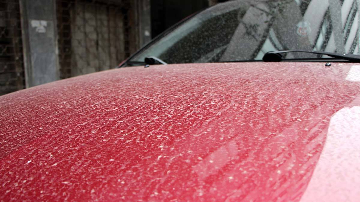 Sabah uyandıklarında araçlarının çamurla kaplı olduğunu gören vatandaşlar şaşkınlık yaşarken, oto yıkamacılara ve benzin istasyonlarındaki yıkama alanlarına akın etti.