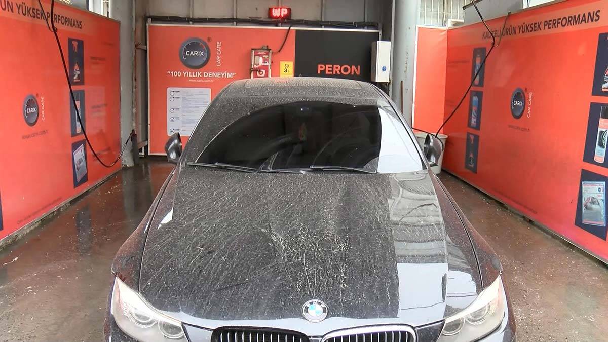 İstanbul'da, Kuzey Afrika kaynaklı toz taşınımı nedeniyle gökten çamur yağdı. Sabah araçlarını çamurla kaplı olduğunu gören vatandaşlar, oto yıkamacılara akın etti.
