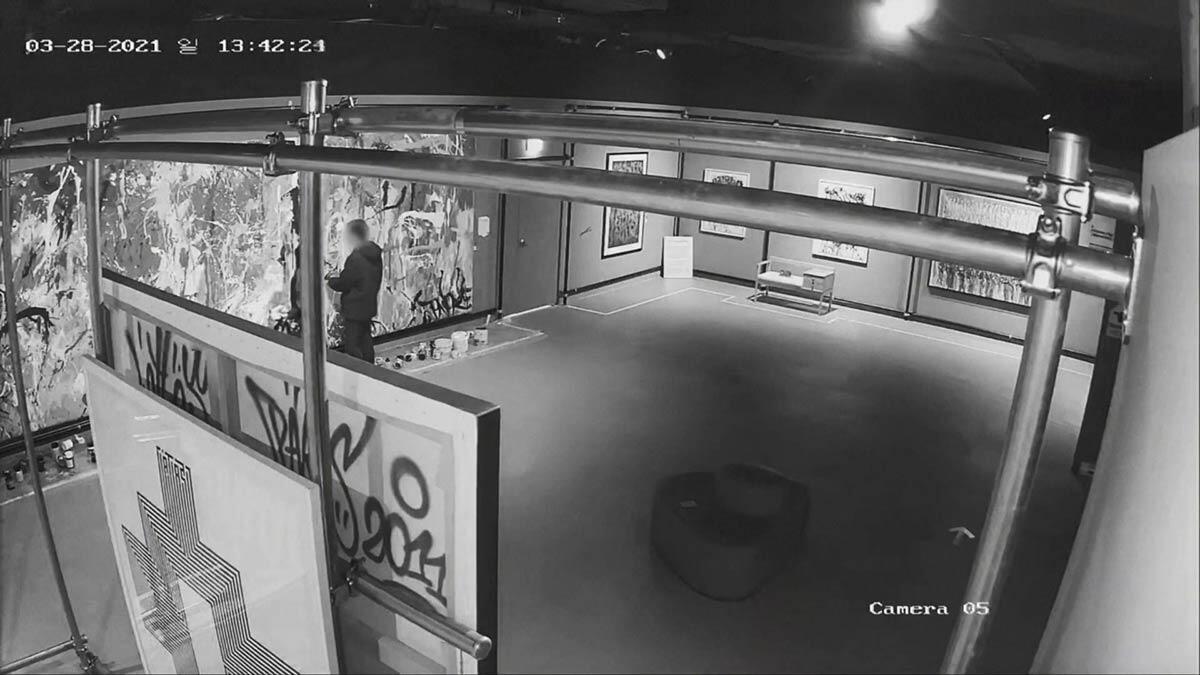 Güney Kore'li çift 500 bin dolarlık tabloyu boyadı