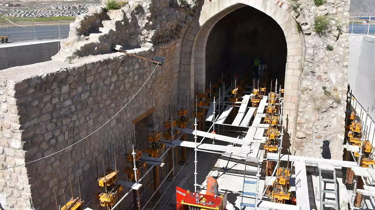 Batman'ın tarihi hasankeyf ilçesinde eserleri korumaya yönelik çalışmalara yeniden başlandı, hasankeyf'teki 692 yıllık küçük saray yükseltiliyor.