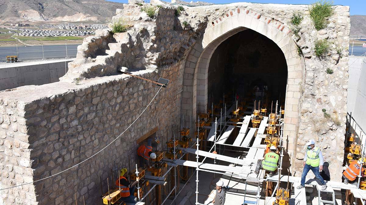 Hasankeyf'teki 692 yıllık Küçük Saray yükseliyor