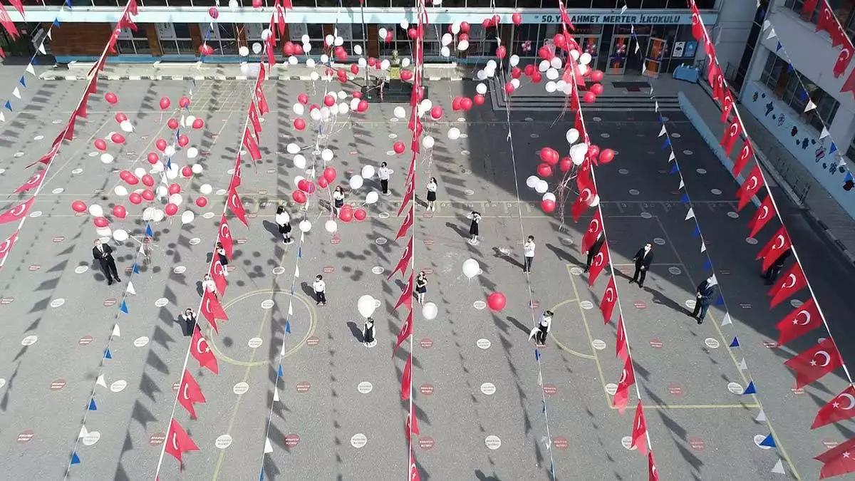 İstanbul'da, 23 nisan ulusal egemenlik ve çocuk bayramı kutlamaları kapsamında 101 okuldan 101'er balon çocuklar tarafından gökyüzüne bırakıldı.