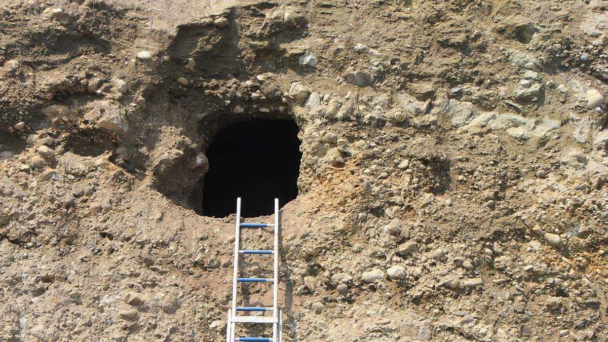 Aristokrat sınıfların, kendilerine görkemli kaya mezarları yaptırdığını biliyoruz. Bu mezar ise daha basit bir şekilde yapılmış, bu da bize mezar içinde bulunan kişinin alt veya orta sınıfa mensup olduğunu gösteriyor