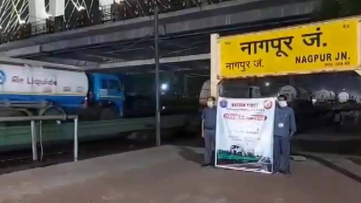 Hindistan'da oksijen krizi: Tanklar trenlerle taşınıyor