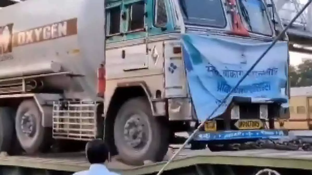 Hindistan'da oksijen krizi: tanklar trenlerle taşınıyor