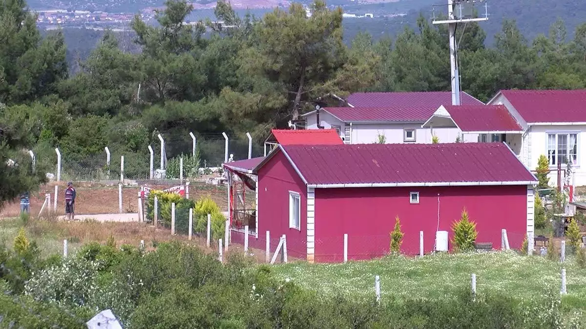 İzmir'in menderes ilçesinde 'hobi bahçesi' adı altında alınan alanlara inşa edilen yapılar, belediye ekiplerince yıkılacak.