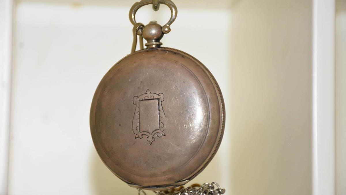 Niğde'de 12 yıldır hurdacılık yapan Emre Sabanlı, antika malzemelerle iş yeri kurdu. Köstekli saat biriktiren Sabanlı hurdacıydı antikacı oldu.