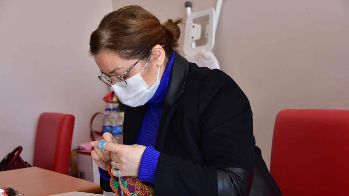 Muğla'nın Ula Milli Eğitim Müdürlüğü ve Ula Halk Eğitim Merkezi iş birliğinde, iğne oyası kursu açıldı. Yapılan motiflerin ağaçlara giydirilmesi kursiyerleri mutlu ediyor.