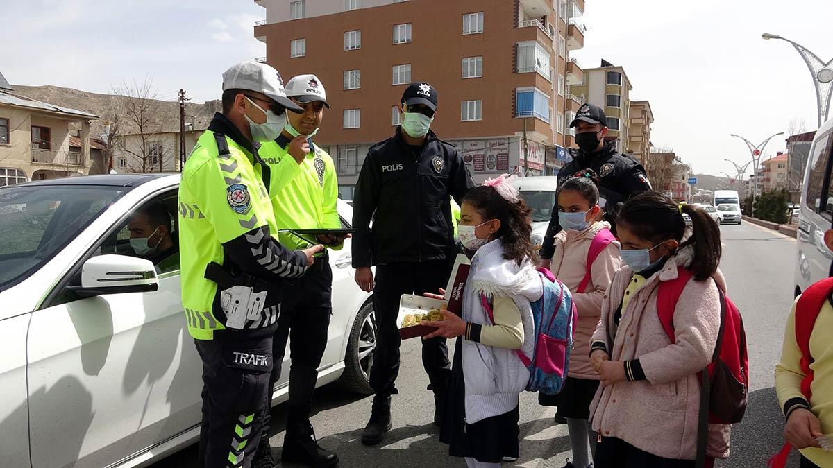 Trafik polislerine tatlı ikramı