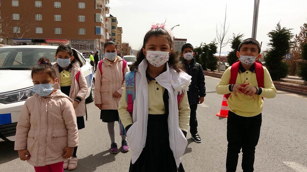 Trafik polislerine tatlı ikramı