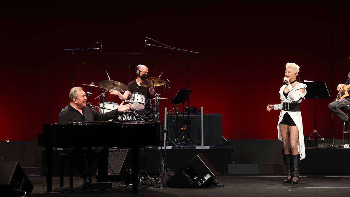 İş Sanat 21. sezonuna mayıs ayı etkinlikleriyle veda ediyor. İstanbul Ensemble yine şef Serdar Yalçın yönetiminde bu kez kapanışa imza atacak.