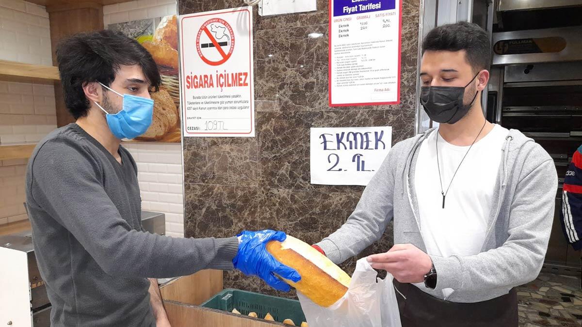 İstanbul'da ramazan ayının vazgeçilmezlerinden olan ramazan davulcuları mesaiye başlayarak vatandaşları sahura kaldırdı.