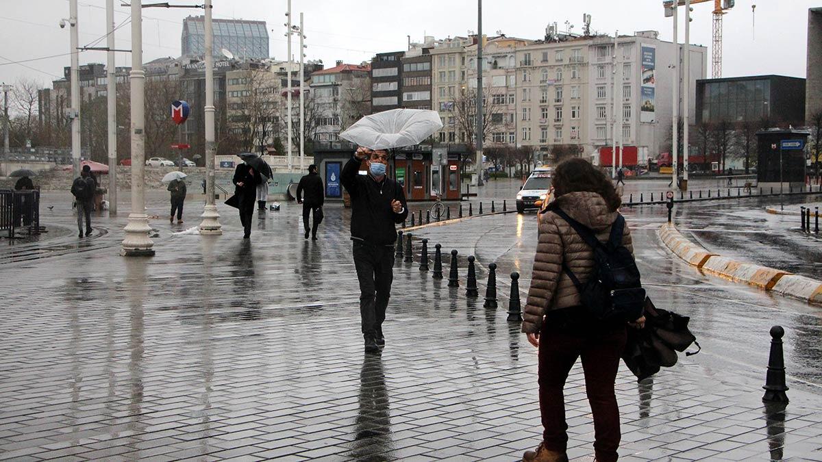 Rüzgar nedeniyle şemsiyeler ters döndü.