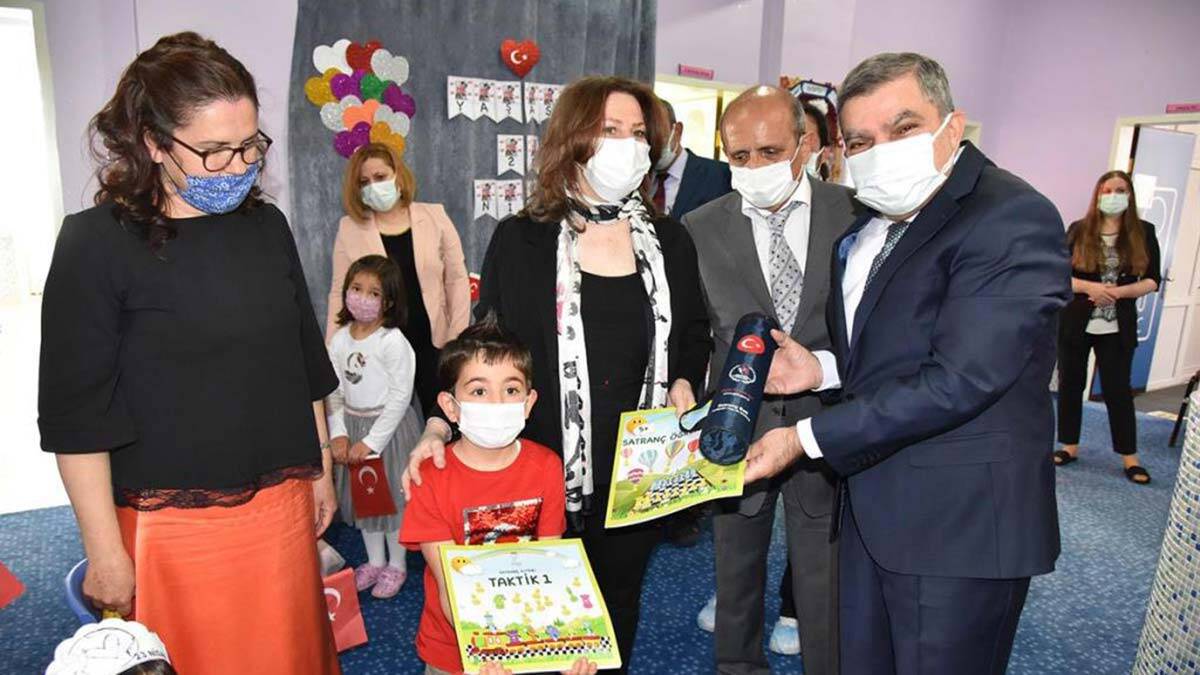 Karneyle birlikte satranç kitabı dağıtılacak