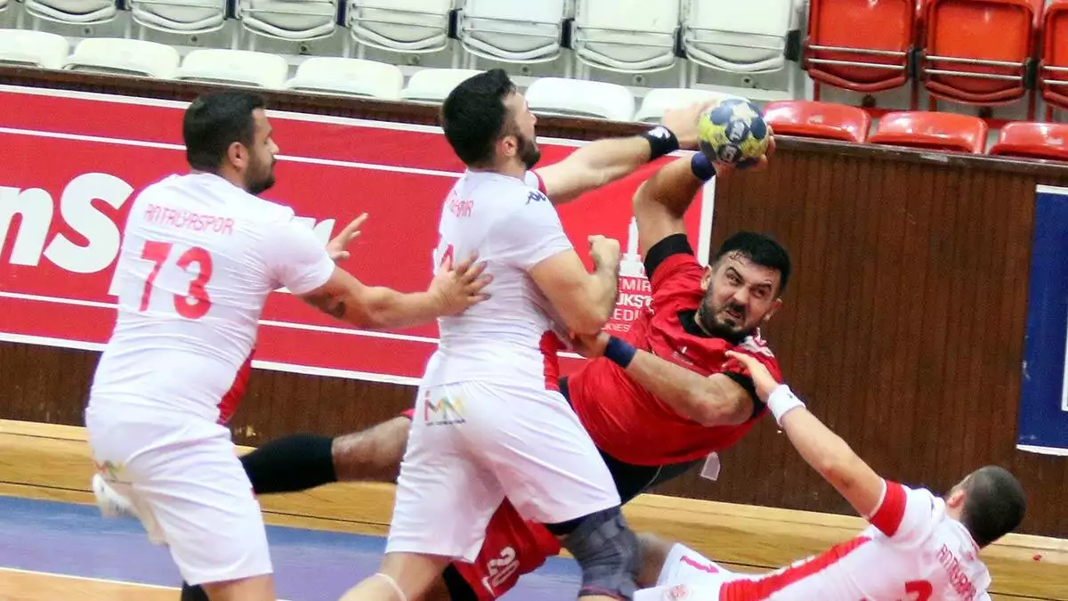 İzmir bşb hentbolda yarı finalde
