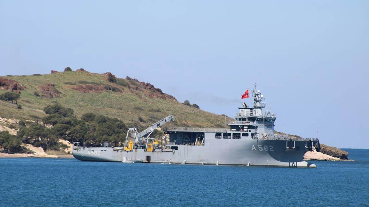 Eğitim uçağının enkazı denizden çıkarılıyor