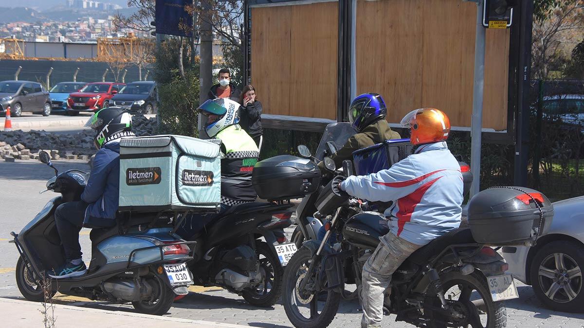 İzmir'in Karşıyaka ilçesinde bazı sitelere motosikletleriyle girmelerinin yasaklandığı gerekçesiyle motorlu kuryelerden ikinci sınıf muamele tepkisi geldi.
