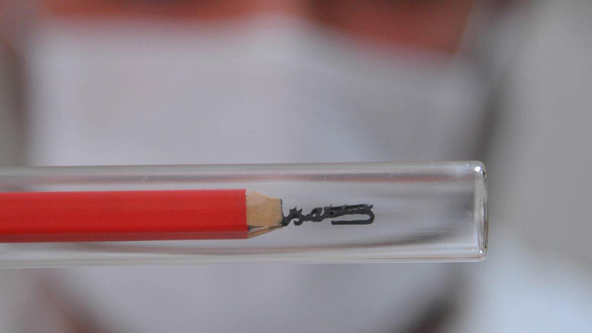 Kocaeli'nin Derince ilçesinde yaşayan bugüne kadar 200'den fazla eser üreten Hüseyin Sarı, kurşun kalem ucuna mikroskobik heykeller yapıyor.