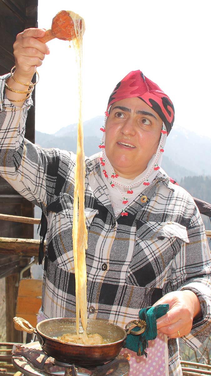 Karadeniz mutfağının vazgeçilmez lezzetleri arasındaki mısır unu, tereyağı ve kolot peynirinin karışımı ile yapılan Rize muhlaması tescillendi.