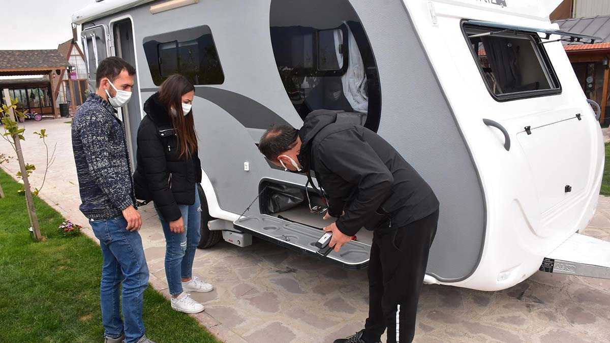Pandemi döneminde, izole tatil yapmak isteyenler, tercihini karavandan yana kullanıyor. Karavan üreticileri artan talebe yetişemiyor.