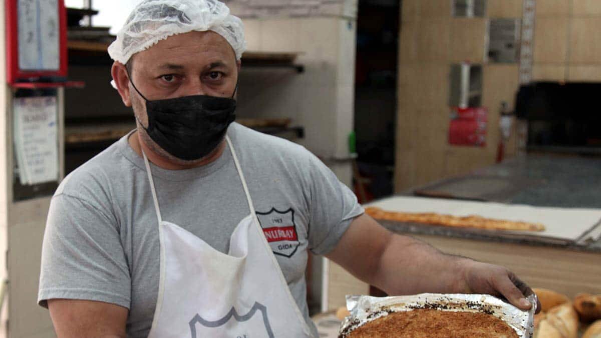 Kayseri'de fırınlarda sadece ramazan ayına özel pişirilen tahinli pide iftar ve sahur sofralarının vazgeçilmez lezzeti arasında.