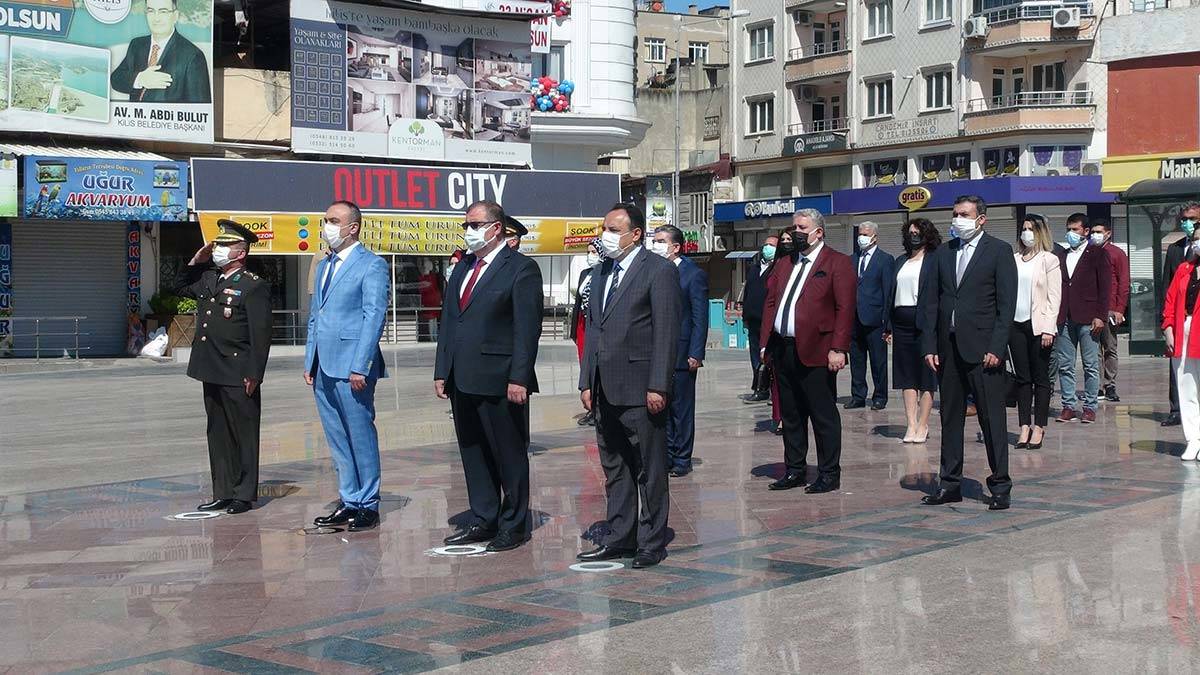 Törende saygı duruşu ve İstiklal Marşı'nın okunmasından ardından bir öğrenci şiir okudu.