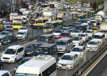 Kısıtlama öncesi trafik ve toplu ulaşımda yoğunluk