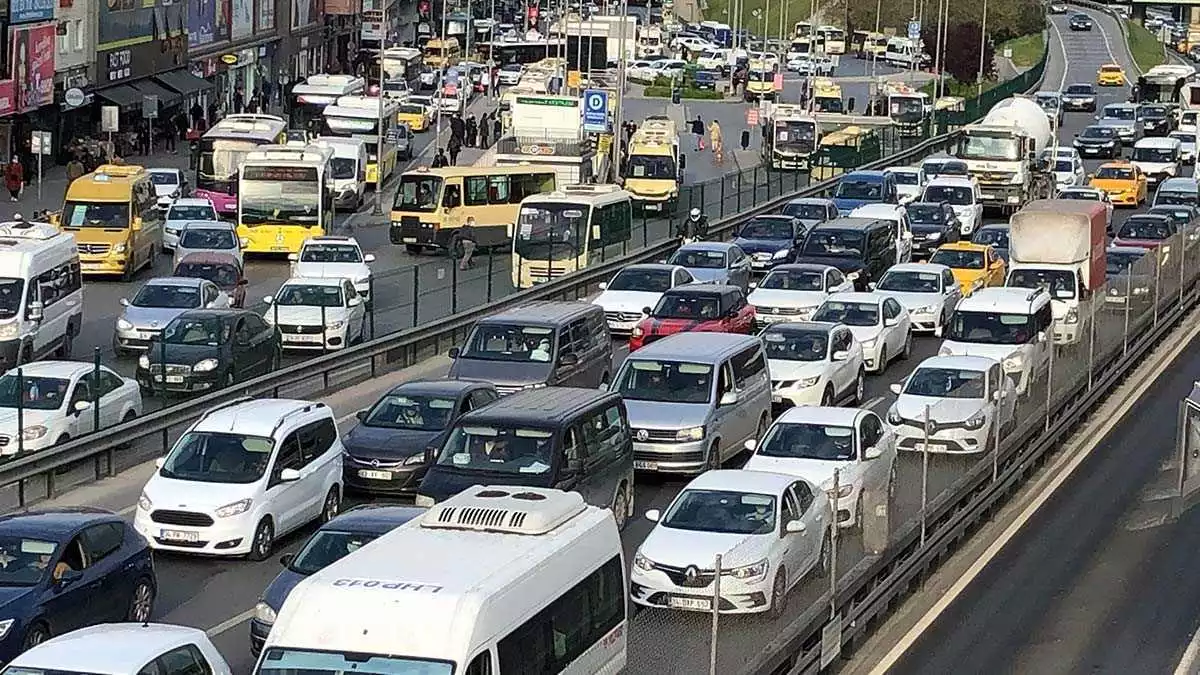 Kısıtlama öncesi trafik ve toplu ulaşımda yoğunluk