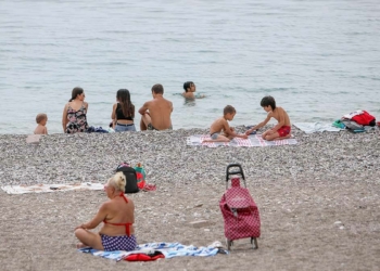 Kısıtlamadan muaf turistler Konyaaltı Sahili'nde