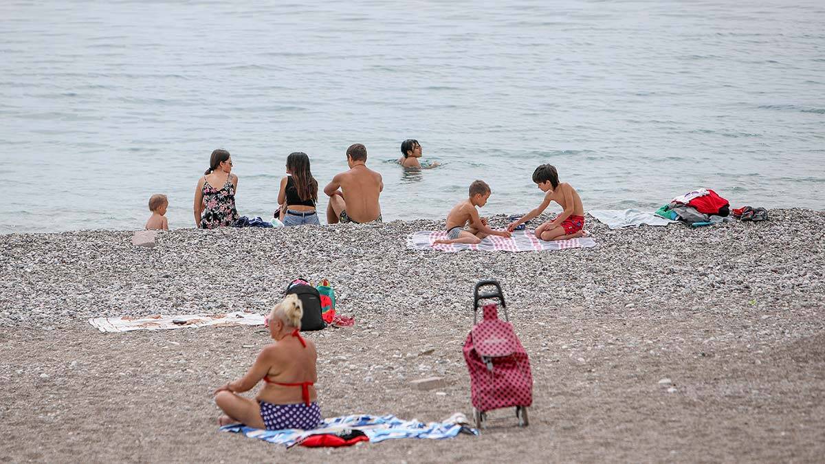 Kısıtlamadan muaf turistler Konyaaltı Sahili'nde