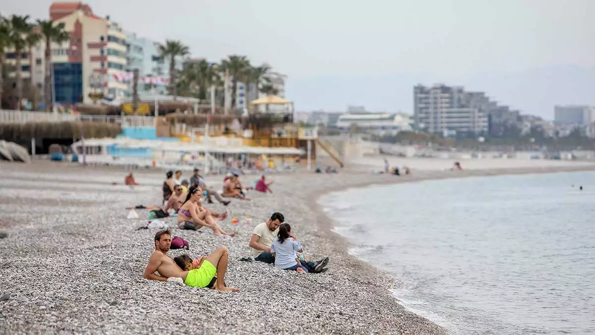 Sıcak ve güneşli havayı fırsat bilen turistlerin, fiziki mesafeye uygun olarak güneşlendiği görüldü.