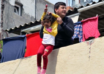 Kızını damdan sarkıtan baba tutuklandı