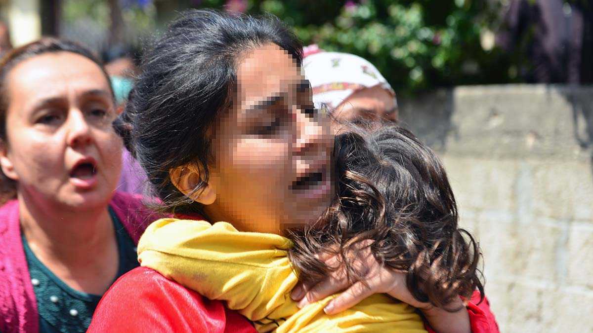 Adana’da kendisine büyü yapıldığını öne sürüp tek katlı evinde kızını damdan sarkıtan baba gözaltına alındı Mustafa A. (51), tutuklandı.