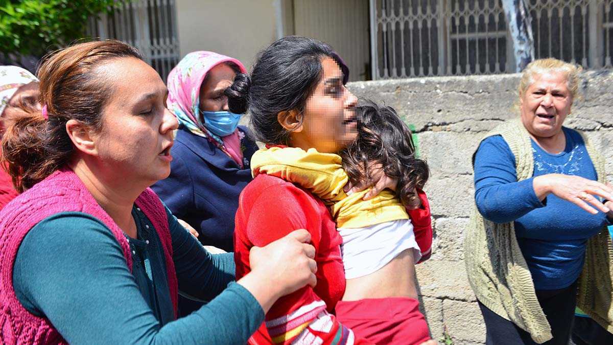 Olay, 14 Nisan günü saat 12.00 sıralarında merkez Seyhan ilçesine bağlı Tellidere Mahallesi’nde meydana geldi. Tek katlı müstakil evinin damına çıkan Mustafa A., kendisine büyü yapıldığını öne sürüp, kızı Ela’yı aşağı atacağını söyledi.