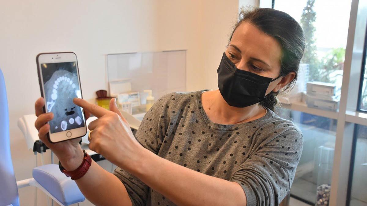 Kokoreç yerken diline iğne battı