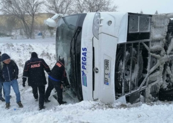 Konya'da 2 tur otobüsü devrildi